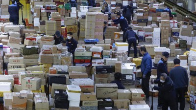 설 앞두고 분주한 물류센터