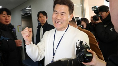 '李대통령 허위사실 유포' 전한길, 경찰 출석