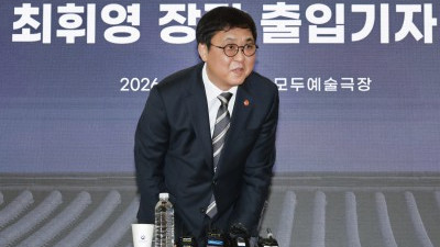 출입기자들에게 인사하는 최휘영 문체부 장관