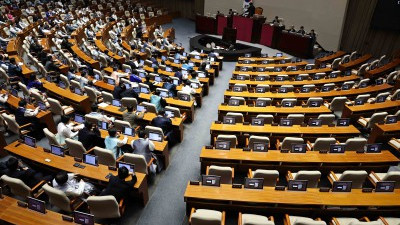 국회 본회의, 한복입은 민주당과 불참한 국민의힘