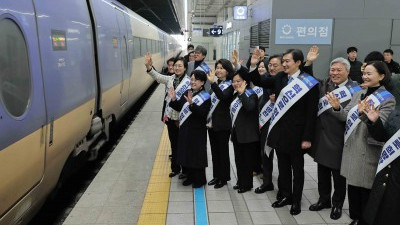 설 귀성길 인사하는 조국 대표