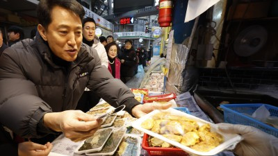 자양전통시장에서 전 구입하는 오세훈 서울시장