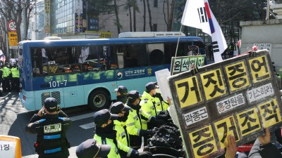 '내란 우두머리' 윤석열 호송차 법원 도착