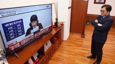 尹 1심 선고 지켜보는 우원식 국회의장