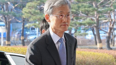 청사 출근길 오른 조희대 대법원장