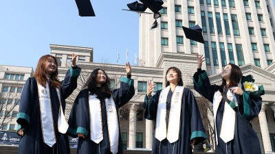 '우리 졸업했어요~'