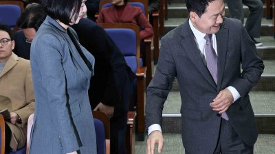 의원총회에서 만난 장동혁과 배현진