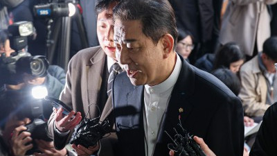 ‘13가지 의혹’ 김병기 무소속 의원 경찰 출석