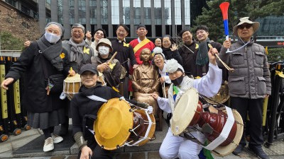 평화의 소녀상에서 제107주년 3·1절 기념촬영 