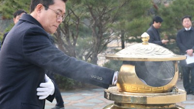 김대중 전 대통령 묘소 참배하는 정원오 예비후보