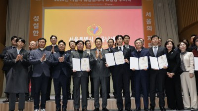 서울시 26년 유공납세자들과 기념촬영하는 오세훈 서울시장 