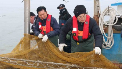 새우잡이 조업 체험하는 정청래-박찬대