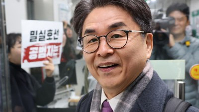 항의 받으며... 김우석 위원 방미심위 첫 전체회의 참석