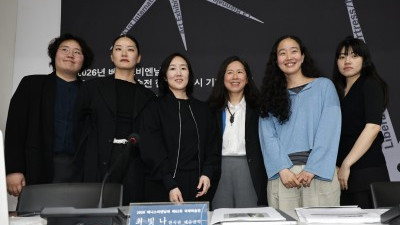 기념촬영하는 2026년도 베니스비엔날레 제61회 국제미술전 한국관 참가자들