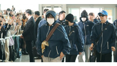방탄소년단, 완전체로 공항 출국