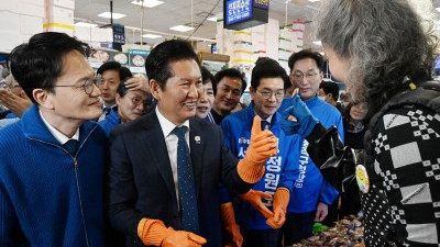 서울시장 예비후보들과 노량진수산시장 찾은 정청래 대표 