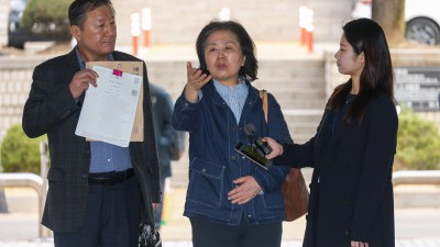 김영선 전 의원, 여론조사 대납 의혹 재판 출석