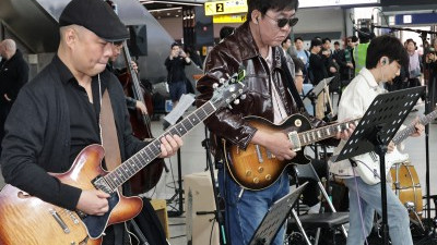  기타리스트로 변신한 최휘영 문화체육관광부 장관