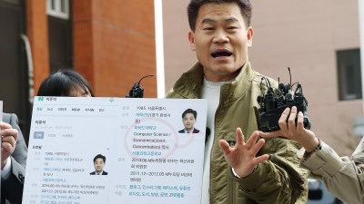 '李대통령·이준석 허위사실 유포' 전한길, 경찰 3차 출석